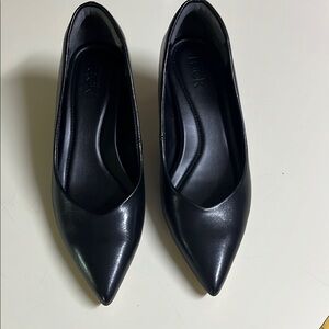 NWT Nordstrom Rack black leather kitten heels. Size 6M